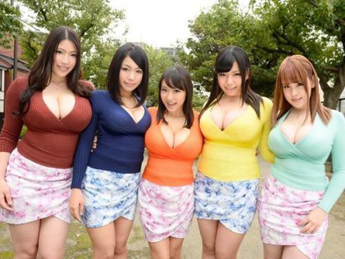 巨乳ボインのAV女優軍団が男性を思いのまま痴女っちゃう！チンコ丸出しにしてパイズリやフェラして騎乗位ハメで快楽堪能！