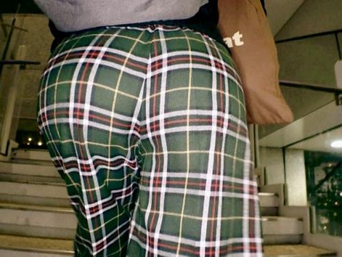 AV女優も驚愕のテクニックで男を逝かせるパティシエ見習いのメガネっ娘がエロすぎる件