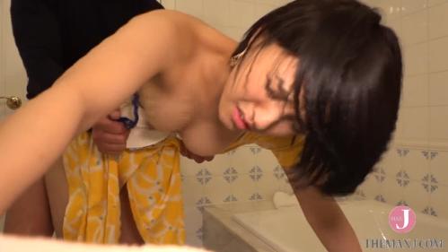 【素人】お風呂場で服を着たまま挿入される変態セックスでイキまくる巨乳娘。清楚な見た目の彼女の淫乱おま〇こに最後は膣奥射精