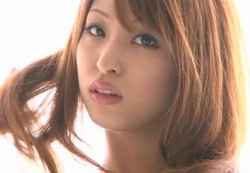 【秋山祥子】人妻がソファーで男性と熱く唇を交わして激しいクンニから情熱的なSEXで顔射ぶっかけフィニッシュ