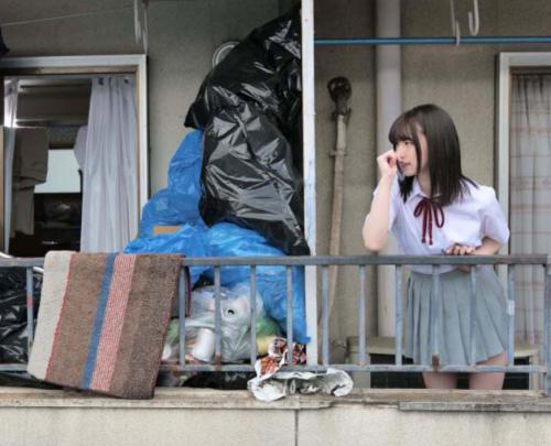 引越し先の隣人はあきらかにゴミ屋敷で異臭がある最低な家主！挨拶にいったら部屋に連れ込まれて押し倒され何度もヤラれちゃうｗ