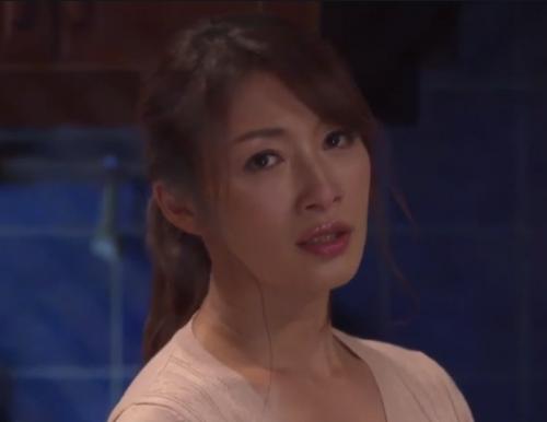 向かいの男と惹かれあう。窓越しの事件を切っ掛けに美人妻との距離が縮まるｗ