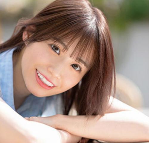 つぶらで大きな瞳を持つ天然美少女がAVデビューで初めての人前エッチで緊張してるけどそこがかわいい！！