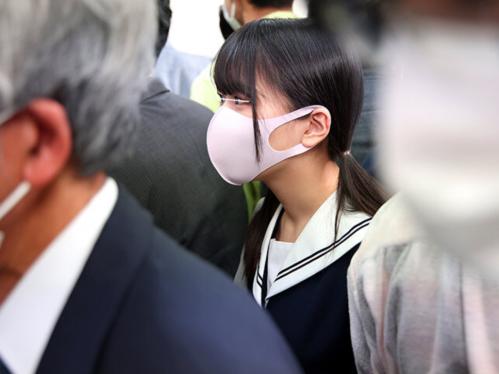 満員電車で見つけた天然系かわいいJKの目の前に立って対面痴漢！そのまま顔面を舐めまわしてハメちゃうｗ