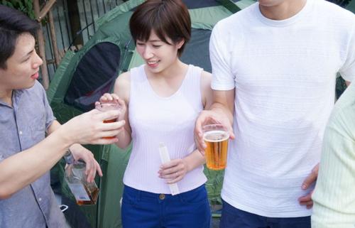 仲良し家族夫婦と1泊2日のキャンプに行ったら旦那が見てない時に他の旦那さんにヤラれ続けちゃうｗ
