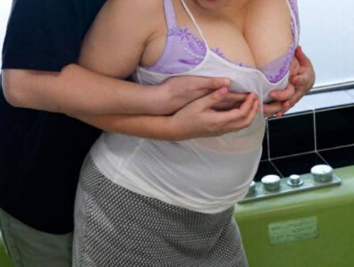 旦那に先立たれて性欲の捌け口が無くなった熟女は遂に娘の旦那の若ち〇ぽを襲ってハメまくる！