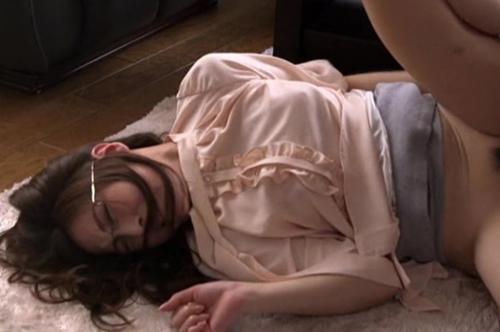 男を見下して生意気な人妻を押し倒してパンストずらして無理やり生挿入！！