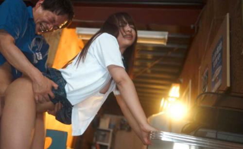 友達が万引きした罪を被ってド変態エロ店長にパンツを脱がされ後ろからガン突きされる現役JK！ｗ