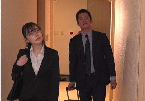 上司を寝取りたり淫乱痴女な部下は出張先のホテルを同じ部屋にして朝まで股間をいじってハメまくるｗ