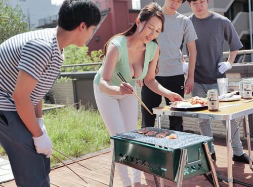 BBQ日和の休日に友達の家に遊びにいったらお母さんの爆乳がエロ過ぎて肉食べてる場合じゃねえ！！ｗ