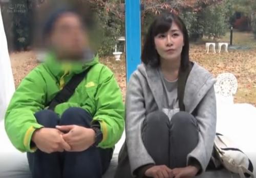 【MM号】公園で散歩中のカップルに謝礼を渡して彼女をオイルマッサージ！彼氏が外で待ってるのに生挿入！ｗ