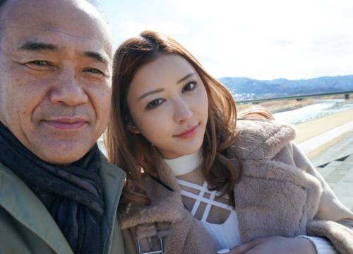SSS級BODYな美女と一泊二日のセックス旅行！ｗ火照ったマンコにおじさんの肉棒を騎乗位で挿入！