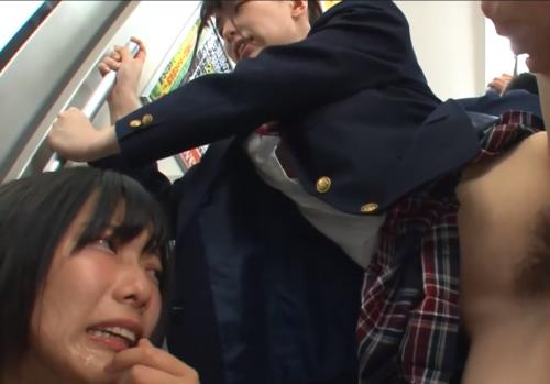 仲良し少女を並べてＷ痴漢！下車する事なく感じまくるＪＫ