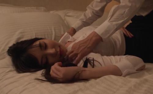 完璧女上司と相部屋！見事なボディーは童貞部下を無意識誘惑ｗ