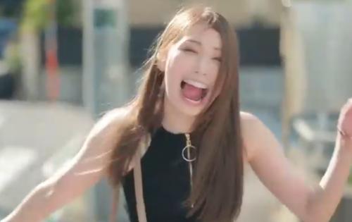 フェラチオ大好きなめちゃんこ美人が街を走ってち〇ぽを捜索中！ｗ
