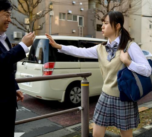 制服JKを粘着ストーキングするおっさんが援交でも出てきて睡眠薬を飲ませて少女の生マンコに何度も中出し！！