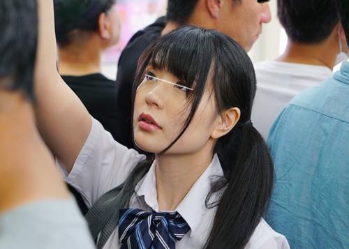 通学中で混んでる電車内のド真ん中でかわいいJK見つけて痴漢プレイ！！ｗ