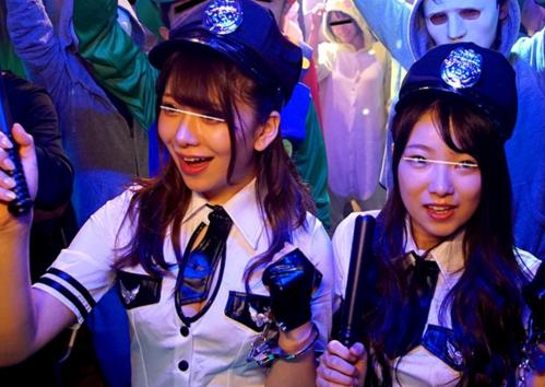満員電車で向かったハロウィンパーティで見つけたコスプレ美女二人をナンパして朝まで中出しパーティｗ
