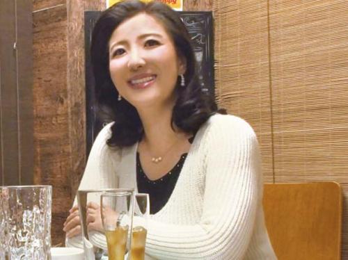 既婚者向けの相席居酒屋に行ったら艶っぽい熟女が1人で飲んでたからナンパしてお持ち帰り！！