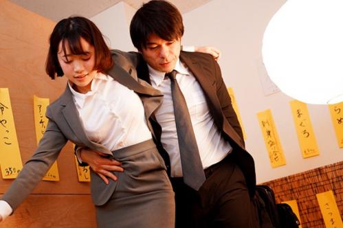 上司と反省会と称した飲み会でお酒を飲まされ泥酔！起きたら絶倫上司と不倫SEXｗ
