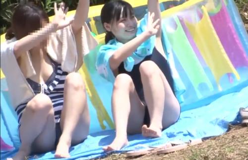 キャンプ場でスク水きた爆乳ちゃんを無理矢理人目につかない場所に連れて行ってハメまくり！！