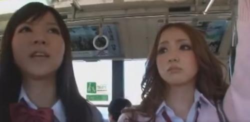 通学途中の制服JKを痴漢しまくってそのままゴムも付けずに極太ペニスで大量中出し！