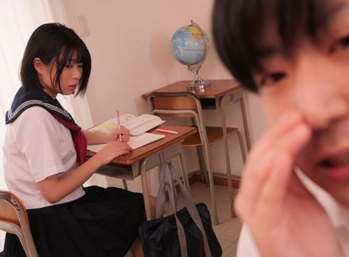 クラスの地味女は見た目とは裏腹にチンカスも舐めてくれるしおしっこも飲んでくれるガチのM女だった！！