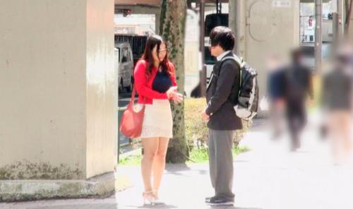 旦那だけでは満足できない性欲強めな絶倫巨乳妻が逆ナンして自ら童貞君を筆下ろし！ｗ