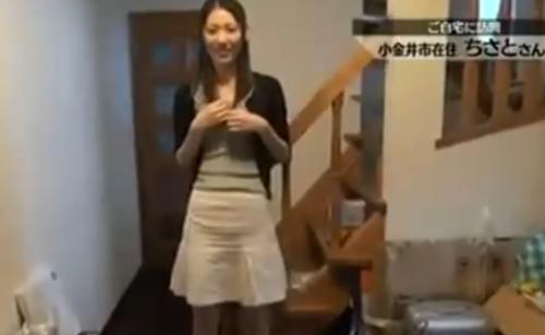 毎日が暇で欲求不満な人妻の家に遊びにいってヨガリまくる奥様と妊娠覚悟の中出しSEX！