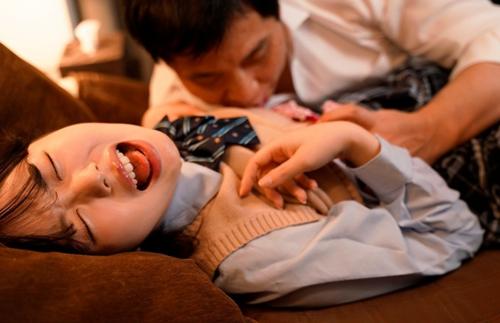 アルバイト先に来た生理的に無理なストーカー気質な客に媚薬を飲まされ嫌なのに自ら騎乗位でちんぽにまたがっちゃうｗ