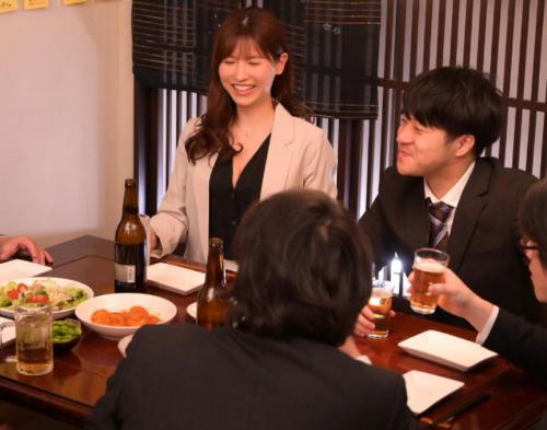 新人歓迎会で隣に座った同僚の美人嬢に酔わされ逆にホテルに持ち帰られるうらやまプレイ！ｗ
