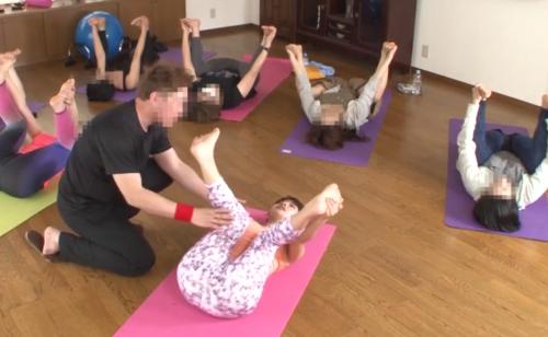 カラダは火照りだし股間には愛液染み！媚薬を仕込まれエロヨガポーズでスプリンクラー