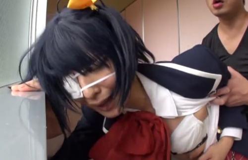 歪んだ中年アニオタがイベント会場のトイレでレイヤーをレ〇プ！