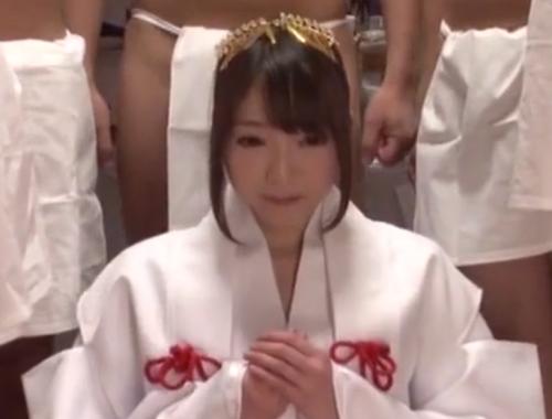 徐々に巫女としての大成してゆくｗ伝統の縄とともに