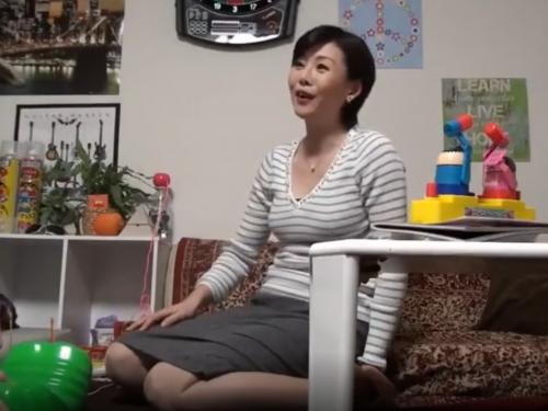 若いイケメンが欲求不満そうな熟女をガチナンパして家に連れ込み企画！初めは嫌がってるけど女として扱われて心もマ〇コも開いちゃうｗ
