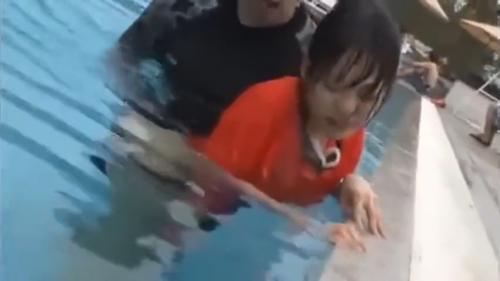 プールの監視員さんがパトロール中に水中で痴漢に遭遇　後を付けられ人目が無い所で襲われてしまう