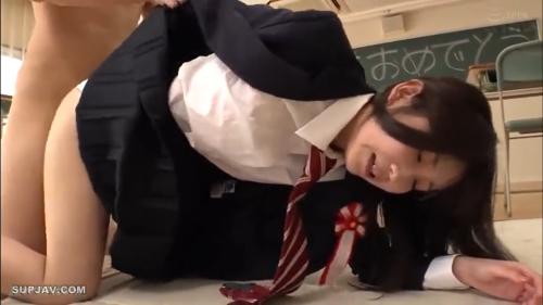 笑顔が可愛い女子高生が卒業式後の教室で想い出作りにエッチをしちゃう