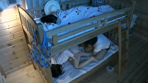 声出したら起きちゃうよ！寝込みを狙われて二段ベッドで襲われてしまう美少女