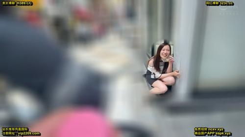 こんな人が大勢の街中で…リモコンバイブ装着しながらお散歩デートしたらもう大変