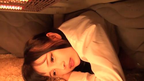 頭隠して尻隠さず　下半身はコタツの外でお父さんに…家族にバレないようエッチしちゃう