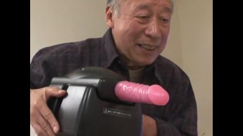 「これで気持ち良くしてあげるからなぁ。」おじいちゃん、流石にそれはダメよ！！