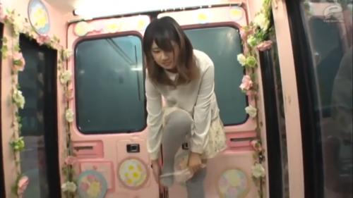 【MM号】清楚で大人しそうな女の子達がマジックミラー号の中でエッチな事に挑戦!!