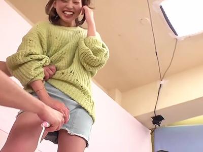 《素人×企画》スタイル抜群メッカワ美少女さんが固定ディルド腰振り競争で何度もイキまくりがたまんねぇｗｗｗ