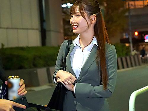明里つむぎ 終電を逃して同僚OLの家に行ったらオッパイ丸見えの部屋着で興奮してヤリまくった…