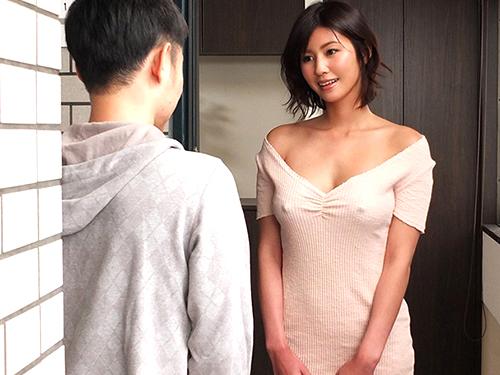 服がエロすぎなんですが…。彼氏持ちだけど僕を透け乳首で誘惑してくる隣人の巨乳お姉さん