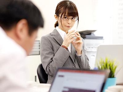 【上司×後輩】地味な後輩ちゃんに愛されまくる上司！その日から肉棒を激しく弄ばれる快感にハマってしまうｗｗｗ
