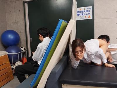【先生×生徒】学校内で他の生徒がいるのにも関わらず教師と生徒が濃厚なセックスを続ける様子がエロ過ぎるｗｗｗ