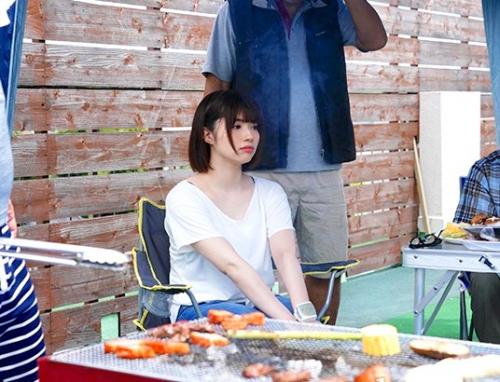 【中出し】『おじさん達…怪しい目で見てる…』キャンプのテントで汚いおっさんたちが巨乳妻をNTR中出しレイプ…