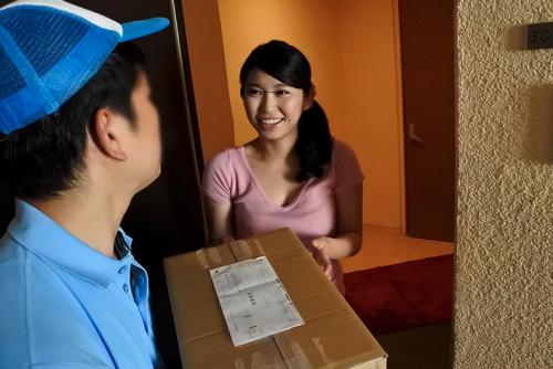 【人妻レイプ　媚薬】配達員だと思って玄関を開けたら鬼畜なレイプ魔だった！媚薬を塗られ、感じやすいカラダはチンポを求める！