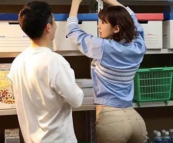 【人妻ナンパ】『待って…ダメだよ…んああッ♥』コンビニ勤務の美人妻がバイトの年下くんと…夫を裏切ってヤリまくる禁断SEX